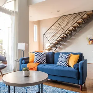 Frontdesk Nulu Apts Louisville